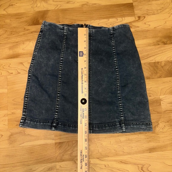 Free People Denim Mini Skirt dark Wash Blue Jean Skater‎ Skirt Size 8 - Picture 3 of 6
